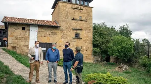El consejero de Medio Ambiente, Guillermo Blanco, en el centro de visitantes de Monte Hijedo (Valderredible)