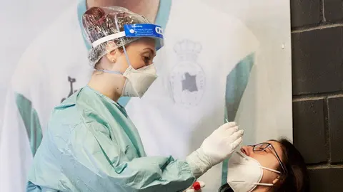 Una trabajadora sanitaria realiza un test de ant&iacute;genos a una persona en  Santander. Archivo