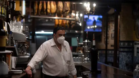Un camarero en la barra de un bar. Andaluc&iacute;a ampl&iacute;a hasta las 21.30 horas la apertura de hosteler&iacute;a y comercio en municipios con nivel 2 de alerta. En Sevilla (Andaluc&iacute;a, Espa&ntilde;a), a 05 de marzo de 2021.