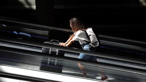 Archivo - Una mujer con una maleta. Archivo