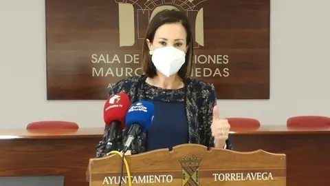 La portavoz del PP de Torrelavega, Marta Fern&aacute;ndez Teijeiro, en la rueda de prensa