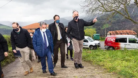 El presidente de Cantabria, Miguel &Aacute;ngel Revilla, Jos&eacute; Luis Gochicoa, visitan la mejora de la plataforma de la CA-661 en el acceso a la localidad de La Busta.