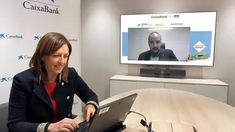 La directora comercial de CaixaBank en Cantabria y Asturias, Celia Tor&iacute;o, y Felipe Lav&iacute;n, director general de Regfilter, en el acto