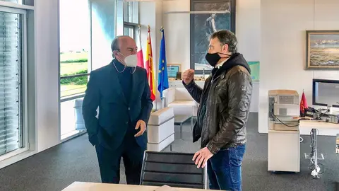 El consejero de Industria, Turismo, Innovaci&oacute;n, Transporte y Comercio, Javier L. Marcano, recibe al alcalde de Ruesga, Jes&uacute;s Ram&oacute;n Ochoa