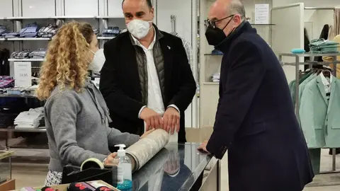 F&eacute;lix &Aacute;lvarez y Julio Ricciardielo (Cs) en un comercio de Torrelavega