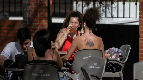 Personas en la terraza de un bar en Sevilla (Andaluc&iacute;a, Espa&ntilde;a), a 12 de marzo de 2021.