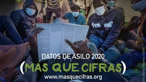 Migrantes a bordo del Open Arms se entretienen con la lectura del libro EUROPA: An Illustrated Introduction to Europe for Migrants and Refugees, que ofrece los detalles pr&Dagger;cticos de todos los pa&rsquo;ses de la UE.