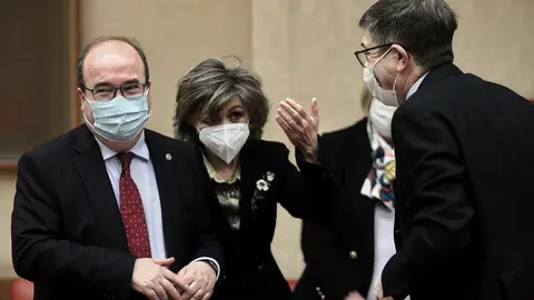 (I-D) El ministro de Pol&iacute;tica Territorial y Funci&oacute;n P&uacute;blica, Miquel Iceta; la diputada y secretaria ejecutiva de Sanidad y Consumo del PSOE, Mar&iacute;a Luisa Carcedo; y el diputado del PSOE, Patxi L&oacute;pez, conversan a su llegada a una comisi&oacute;n de Pol&iacute;tica Territ