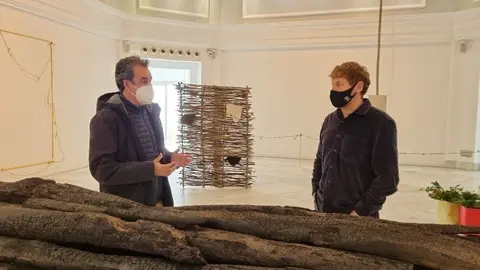 El presidente de la APS, Francisco Mart&iacute;n, junto al artista Javier Arce en el Palacete del Embarcadero
