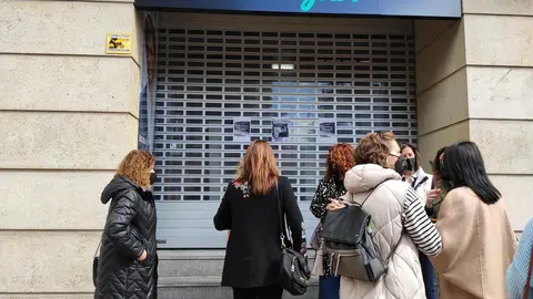 Las trabajadoras de la cadena de perfumer&iacute;as Douglas han clausurado sus tiendas a modo de protesta por la decisi&oacute;n de la compa&ntilde;&iacute;a de cerrar 103 tiendas, tres de ellas en Asturias.