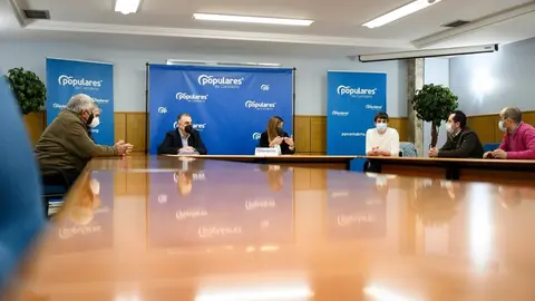 El PP se re&uacute;ne con representantes de los afectados por el parque e&oacute;lico Garma Blanca
