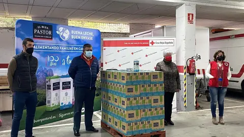 El Buen Pastor dona 1.500 litros de leche a Cruz Roja