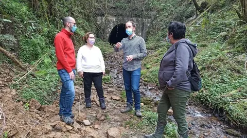 Miembros de Podemos en el t&uacute;nel de los Herreros
