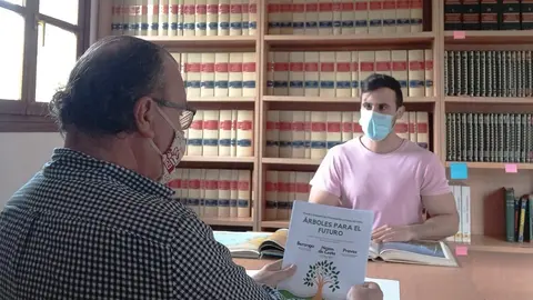 El teniente de alcalde, Alejandro Llano, durante la organizaci&oacute;n de la campa&ntilde;a '&Aacute;rboles para el Futuro junto a  voluntarios