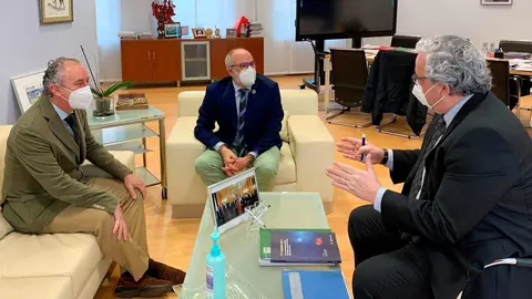Reuni&oacute;n del consejero de Sanidad, Miguel Rodr&iacute;guez (c); el presidente de la OMC, Tom&aacute;s Cobo (i); y el presiente del Colegio de M&eacute;dicos de Cantabria, Javir Hern&aacute;ndez de Sande