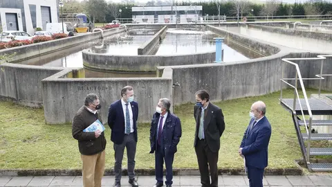 El presidente Miguel &Aacute;ngel Revilla y los consejeros de Obras P&uacute;blicas y Medio Ambiente, Jos&eacute; Luis Gochicoa y Guillermo Blanco, entre otros, en la EDAR de Suesa