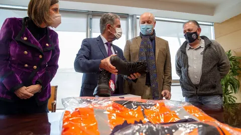 El presidente de Cantabria, Miguel &Aacute;ngel Revilla, y la consejera de Presidencia, Interior, Justicia y Acci&oacute;n Exterior, Paula Fern&aacute;ndez Via&ntilde;a, hacen entrega de nuevo material y vestuario a la Agrupaci&oacute;n de Protecci&oacute;n Civil de Reinosa.