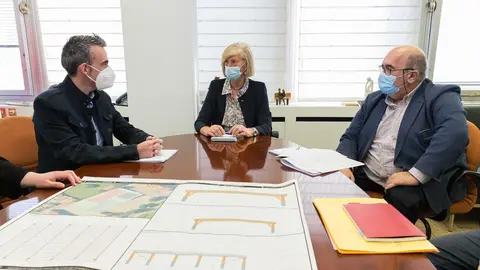 La consejera de Educaci&oacute;n y Formaci&oacute;n Profesional, Marina Lomb&oacute;, recibe al alcalde de Ampuero, V&iacute;ctor Guti&eacute;rrez