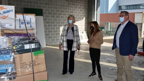 Archivo - La consejera junto al material donado por el IES de Guarnizo