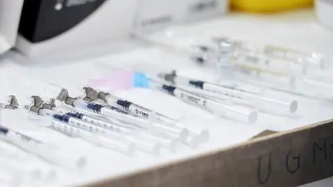 Archivo - Varias jeringuillas con la segunda dosis de la vacuna de Pfizer-BioNTech contra la Covid-19 en el Hospital Universitario Marqu&eacute;s de Valdecilla, en Santander, Cantabria (Espa&ntilde;a).- Archivo