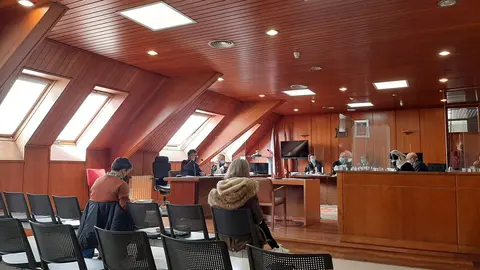 El exalcalde de Astillero Carlos Cortina junto a la empleada municipal en el juicio contra ambos, por presunta prevaricaci&oacute;n, tr&aacute;fico de influencias y malversaci&oacute;n