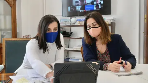 Gema Igual y Miriam D&iacute;az en la comisi&oacute;n de Turismo