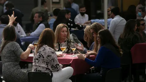 Personas en la terraza de un bar en Sevilla (Andaluc&iacute;a, Espa&ntilde;a), a 12 de marzo de 2021.