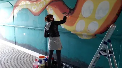 Restauraci&oacute;n de uno de los murales afectados por grafitis
