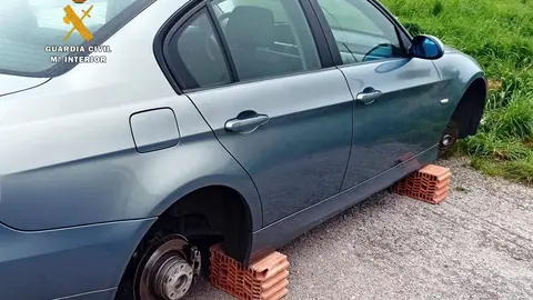 Uno de los coches a los que sustrajeron las ruedas