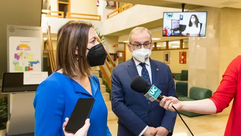 La consejera de Econom&iacute;a y Hacienda, Mar&iacute;a S&aacute;nchez, y el rector de la Universidad de Cantabria, &Aacute;ngel Pazos, firman un convenio de colaboraci&oacute;n entre ambas instituciones.