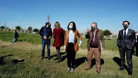 La presidenta de la Comunidad de Madrid, Isabel D&iacute;az Ayusoen el Parque de la Alh&oacute;ndiga, Getafe,