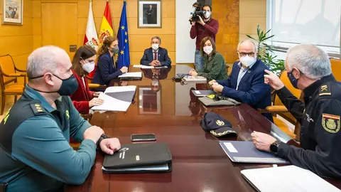 Revilla y Qui&ntilde;ones, entre otros, en la reuni&oacute;n del Centro de Coordinaci&oacute;n Operativa (CECOR) para abordar la situaci&oacute;n sanitaria y el despliegue de medios de cara a la pr&oacute;xima Semana Santa