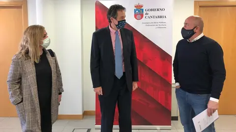 El consejero de Obras P&uacute;blicas, Ordenaci&oacute;n del Territorio y Urbanismo, Jos&eacute; Luis Gochicoa, se re&uacute;ne con el alcalde de Cartes, Agust&iacute;n Molleda.