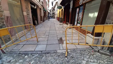 Calle La C&aacute;ntabra, en Potes. Obras que fueron paralizadas cautelarmente