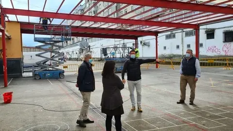 Inicio de la reparaci&oacute;n del porche del colegio Virgen de Valencia.