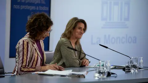 La ministra de Hacienda y portavoz del Gobierno, Mar&iacute;a Jes&uacute;s Montero (i), y la vicepresidenta cuarta y ministra para la Transici&oacute;n Ecol&oacute;gica y el Reto Demogr&aacute;fico, Teresa Ribera,  intervienen en una rueda de prensa tras la reuni&oacute;n del Consejo de Ministros