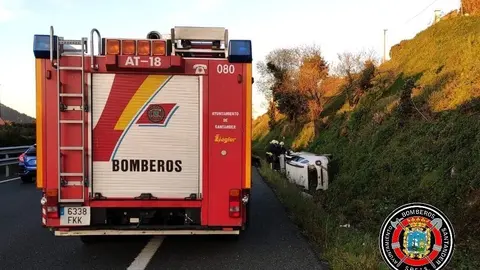 Un coche sufre un vuelco lateral fuera de la calzada en la A-67