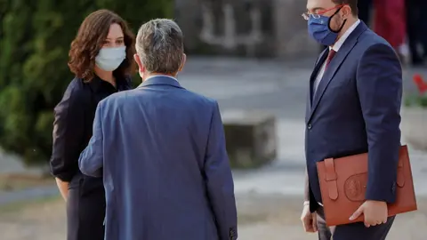 Archivo - El presidente de Cantabria con su hom&oacute;loga de Madrid, en presencia del jefe del Ejecutivo asturiano