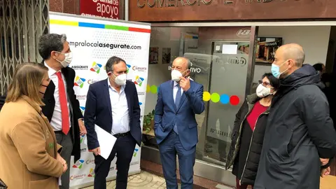 El consejero de Industria, Javier L&oacute;pez Marcano, y otros asistentes a la presentaci&oacute;n de la campa&ntilde;a de apoyo al comercio de Torrelavega Bono 39300