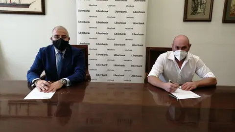 El presidente de ASAJA Cantabria, Manuel Herrero, y el director territorial de Banca Comercial en Cantabria, Luis Manuel Taboada, firman un acuerdo para facilitar los tr&aacute;mites de la PAC  a agricultores y ganaderos