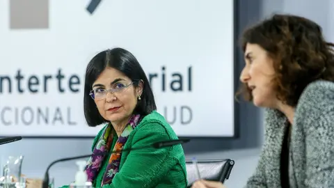 La ministra de Sanidad, Carolina Darias (d), y la jefa del &aacute;rea del Centro de Coordinaci&oacute;n de Alertas y Emergencias Sanitarias, Mar&iacute;a Jos&eacute; Sierra, durante una rueda de prensa tras la reuni&oacute;n del Consejo Interterritorial del Sistema Nacional de Salud, en M
