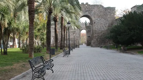 Archivo - Paseo, Bancos, Puerta de piedra, Talavera, Arboles, Parque