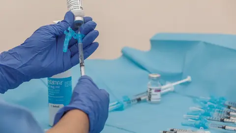 Una profesional sanitaria sostiene una jeringuilla junto a un vial con la vacuna de AstraZeneca, en el Hospital la Fe, en Valencia, Comunidad Valenciana (Espa&ntilde;a), a 24 de marzo de 2021.