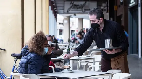 Archivo - Un camarero sirve un caf&eacute; a una clienta en la Cafeter&iacute;a Tristana