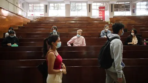 Archivo - Varios alumnos entrando a clase para realizar los ex&aacute;menes de Selectividad en la Universidad Complutense de Madrid (UCM)