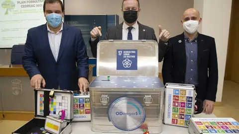 El consejero de Desarrollo Rural, Guillermo Blanco, acompa&ntilde;ado del director del CIMA, Agust&iacute;n Ib&aacute;&ntilde;ez, presenta, en rueda de prensa, el Plan Formativo del CEDREAC para 2021 y el nuevo juego de escape sobre los ODS.