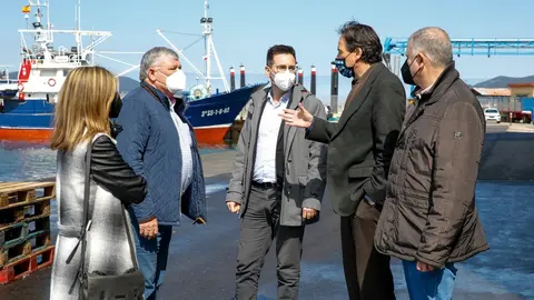 El consejero de Obras P&uacute;blicas, Jose Luis Gochicoa, en el puerto de Colindres