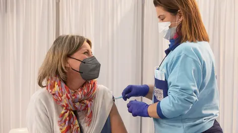 Una mujer recibe una dosis de la vacuna contra la COVID-19 de AstraZeneca en Sevilla (Andaluc&iacute;a, Espa&ntilde;a), a 24 de marzo de 2021.