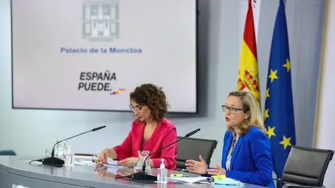 La ministra portavoz y ministra de Hacienda, Mar&iacute;a Jes&uacute;s Montero (i); y la vicepresidenta tercera y ministra de Asuntos Econ&oacute;micos y Transformaci&oacute;n Digital, Nadia Calvi&ntilde;o, comparecen en rueda de prensa posterior al Consejo de Ministros extraordinario cele