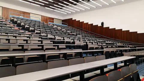 Archivo - Un aula del examen del MIR en la Facultad de F&iacute;sica de la UB